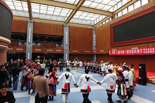 “中国•九寨沟第八届民俗风情月” 特色美食和民俗歌舞火热开展