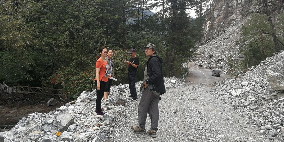 李怡副局长陪同人与生物圈保护区专家景区调研