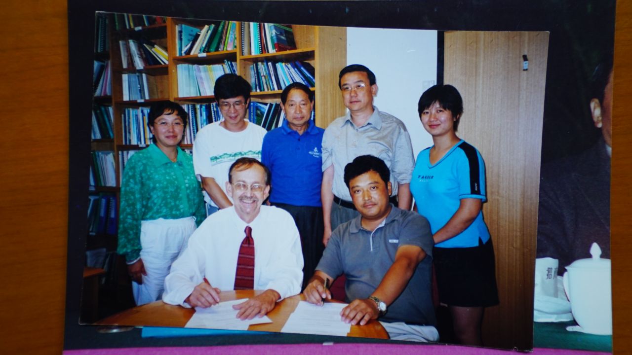 在澳大利亚州Griffitl大学内签订互设办事处协议 （摄于2001年2月12日）