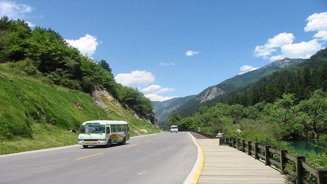 景区生态公路与环保型观光车 （摄于2004年7月6日）