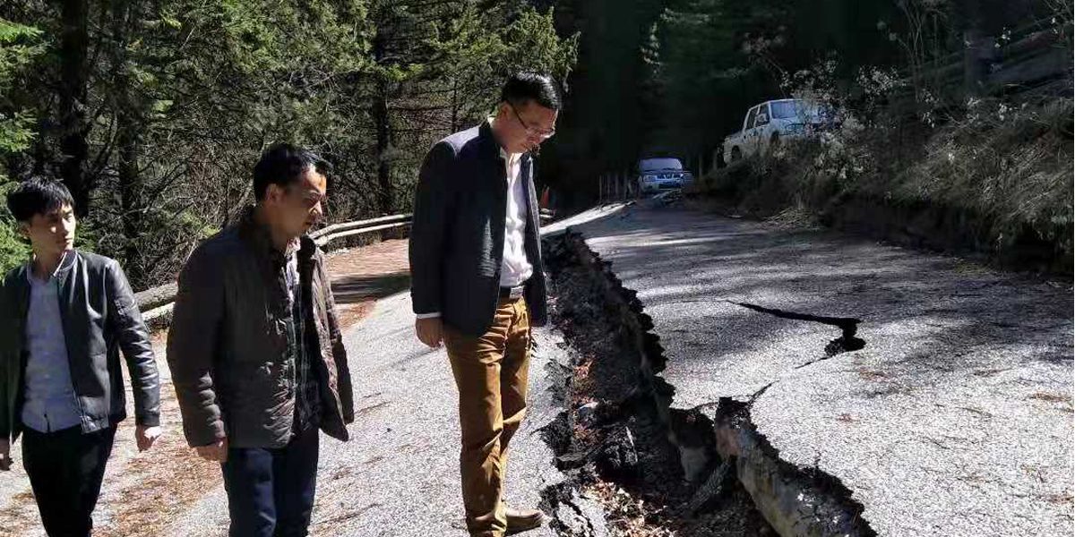 鲁朝汉副局长深入景区检查道路施工情况